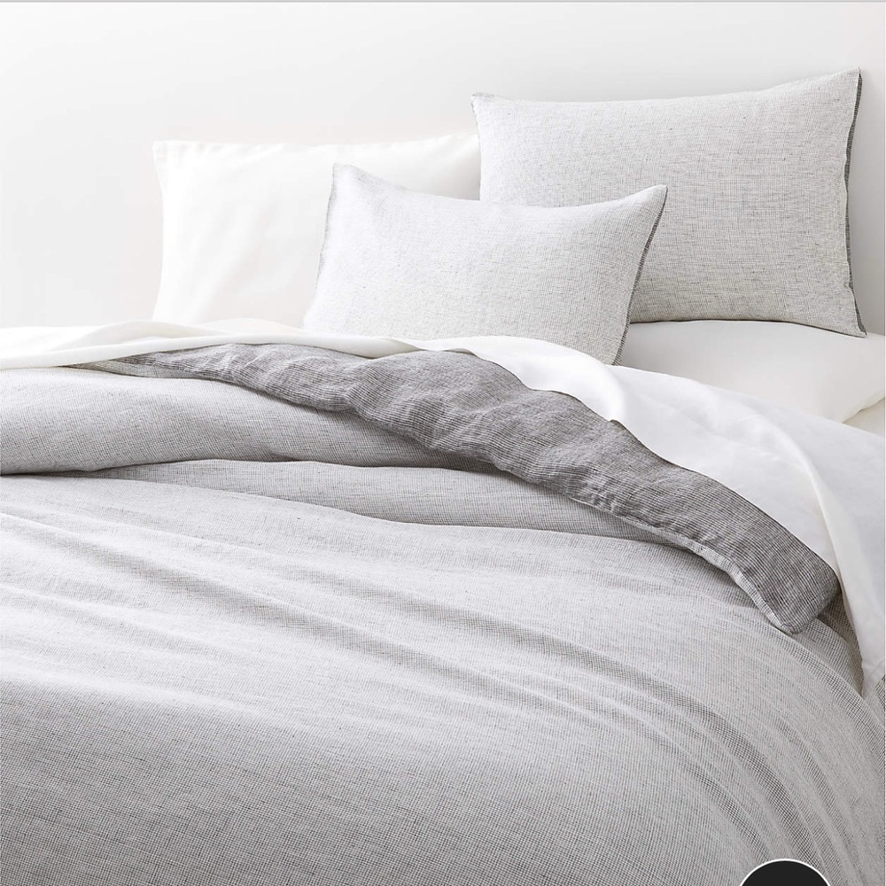 Crate and Barrel Duvet Cover, as NEW!!! Beautiful QUEEN size